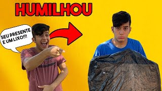 Menino Pobre Ganha Presente Caro E O Rico Teve Essa Reaçao Inesperada - Veja