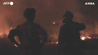 Spagna, i vigili del fuoco combattono gli incendi nel nord-ovest del Paese