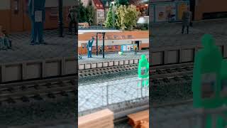 Ludmilla mit Senftöpfen im Kopfbahnhof - Modellbahn H0