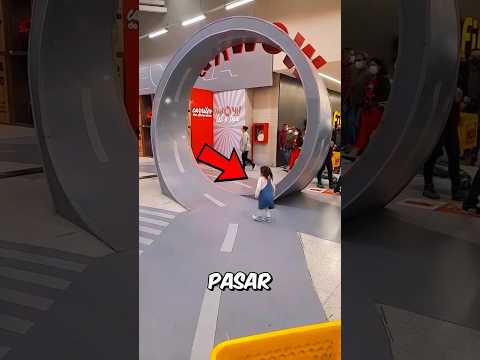 ¡Todo lo Que Ella Quería Era Pasar Por el Loop! 😱