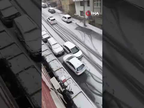 Eyüpsultan’da kar nedeniyle kayan otomobil diğer araçlara çarptı