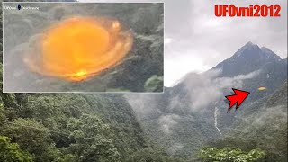 Une soucoupe orange apparait depuis un train en direction d'Águas Calientes à Lima, au Pérou