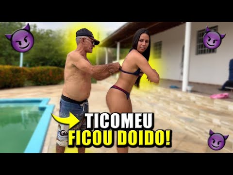 BRENDA PEDE AJUDA A TICOMEU PARA COLOCAR SEU BIQUÍNI