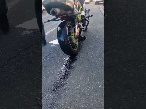 Не съезжайте с бордюров на спортбайке 😱