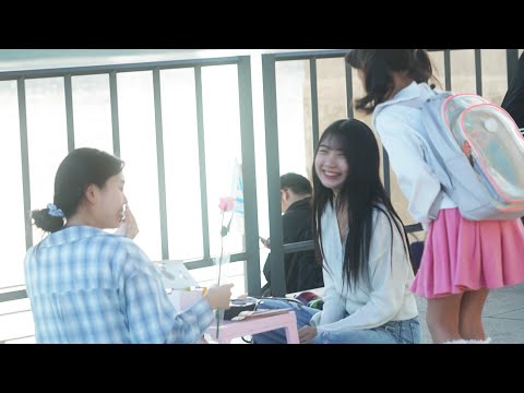 꽃을 선물하는 아이 (예쁘니까 주는 거에요) 10