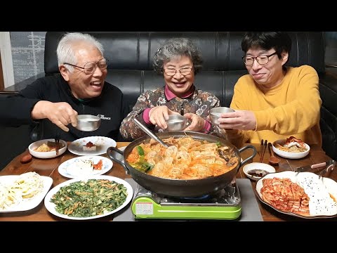 보글보글~! 온가족 푸짐한 만두전골 칼국수 먹방 (두부김치, 부추전, 막걸리) dumpling hot pot mukbang / korean recipes / asmr mukbang