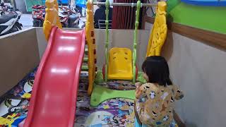 Nurutin anak wedok beli makan yg ada mainannya.