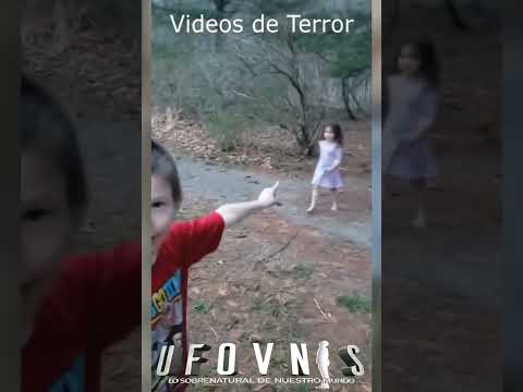 Un Padre graba a sus hijos jugando con una extraña presencia #shorts