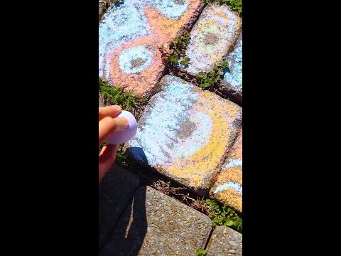 Washable Sidewalk Chalk Eggs #Crayola #Chalk #outdoor #art #sidewalkart #summer #shorts