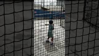 Adrian Amado en la .maquina de bateo, bateando pitcheo a 50 millas,, @juan Soto Junior