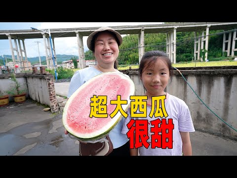 天氣熱，媳婦買半顆大西瓜，吃得開心