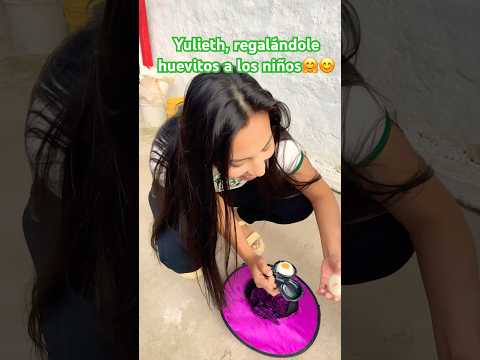 Yulieth, regalándole huevitos a los niños 🤗😊 #humor #comedia 