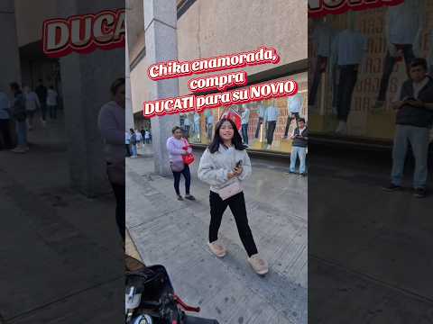 Le regala Ducati al novio #moto #amor #Ducati #automobile i