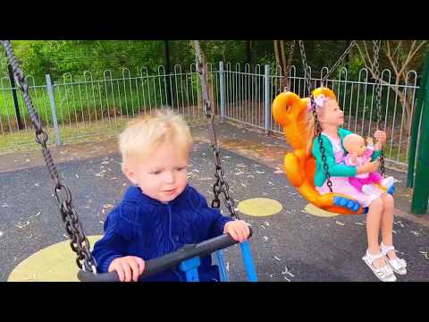Эльвира и братик ИГРАЕТ В ПРЯТКИ НА ПЛОЩАДКЕ с Человек Паук Ryan plays hide and seek at playground