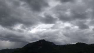 Nuvole, arcobaleno, tramonto: il timelapse