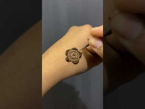 Henna Tip Hack 😱 #shorts #youtubeshorts #festival #hack #shortsfeed #henna #mehendi #viral