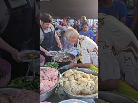 ราดหน้าเจ้าดังตลาดโต้รุ่งองค์พระปฐมเจดีย์คุณพ่อวัย 77 ปี #streetfood #สร้างอาชีพ #shorst