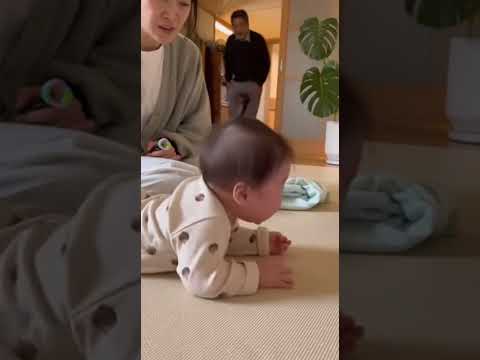 울다가도 할아버지 목소리에 바로 기어가는 아기 #할머니 #할아버지 #shorts