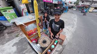 Pasangan hebat suami istri jualan cilok di pinggir jalan sehari laku 200 butir !