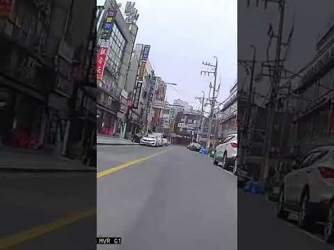 전방에 수류탄을 던지는 사람