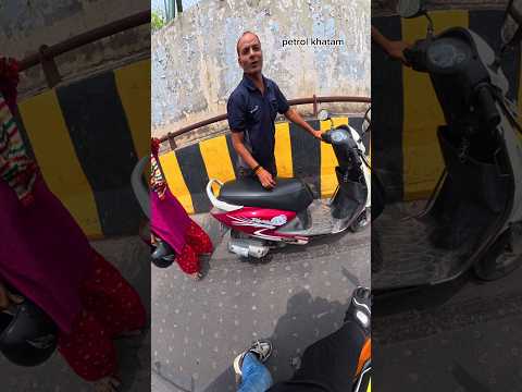 petrol khatam on road aunty aur uncle pareshan the 😟 #petrol #help #youtubeshorts #shorts #rider