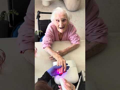 Mamie voulait du rouge et il n’y a pas d’âge pour en mettre ❤️