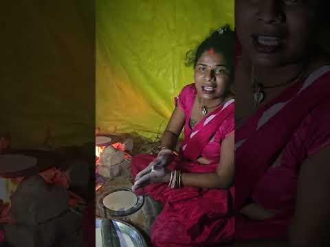 मेरी पत्नी रंजना यादव रोटी बेल रही हैं। #ranjanayadav555