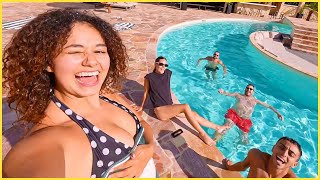 des nouveaux arrivants dans la villa 