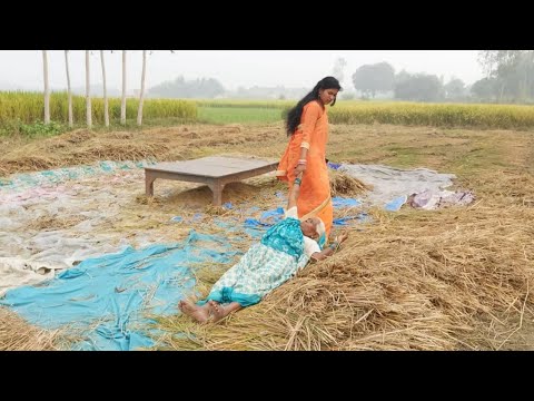 धान पिटने के लिये बेरहम बहू ने बूढ़ी सास को खेत में घसीट-घसीट कर मारा।