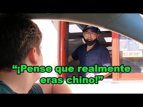 Chico blanco hace pedido en chino en un autoservicio, pero cuando se detiene...