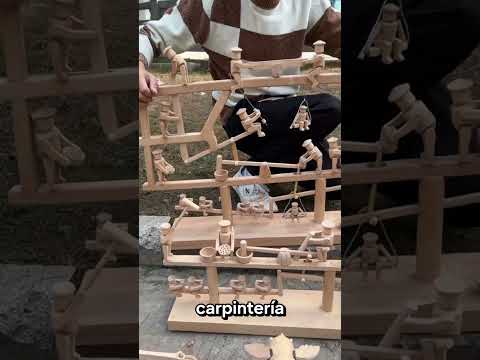 Este joven contruyo muñecos de madera