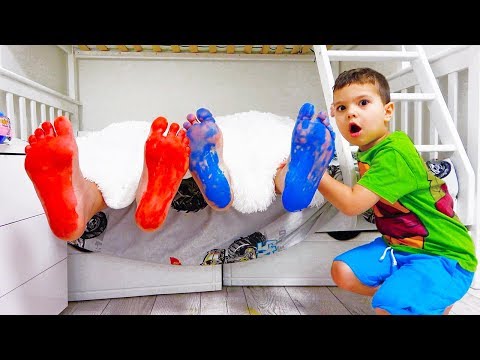 Егорка и Ярик играют с красками