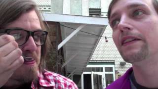 Stefan schlürft Milchschaum mit ... Nilz Bokelberg