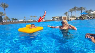 بيبى حمزة أول مرة فى حمام السباحه & تركنا لحاله !!
