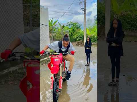 El charco de agua en motocros ๐ฆ๐ต #humor #comedias #comedia #comedy #funny #canaldecomedia
