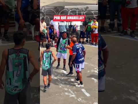 El Nero Troncho mete codazo a su rival y le muestran la amarilla #mundialitodelporvenir