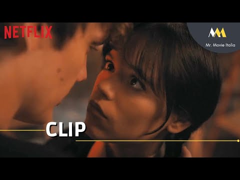 MERCOLED&#204; ADDAMS (2022) CLIP DEL BACIO | Netflix