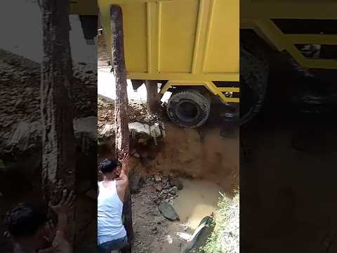 Evakuasi truk hampir terguling