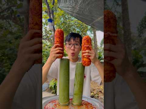 Xúc xích khổng lồ nướng ống tre siêu cay