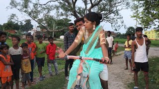 देखिए ये औरत कितनी हिम्मती है, कैसे पति का बोझ अपने सर पर लेती है