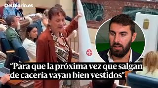 Diputada de PODEMOS le da al líder de VOX un CAPIROTE del KU KLUX KLAN para "CAZAR MIGRANTES"