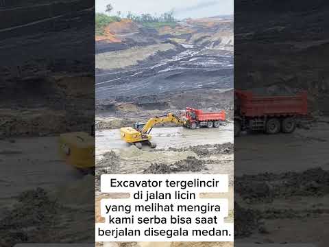 Excavator tergelincir di jalan licin.