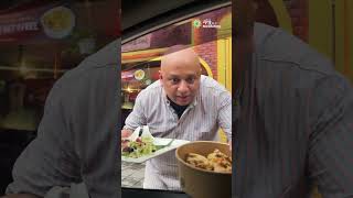 🚗💥 發生車禍…但重點很清楚🍗😂車子撞了，人都嚇到了但我們 Mayur Indian Kitchen 的銷售員竟然說：「先生，先別緊張…先吃一口我們多汁的坦都里雞! #funnyreels #搞笑影片