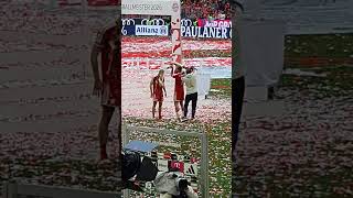 Kane -} Laimer 🍺 🚿 Bierdusche FC Bayern 😂😂😂 #shorts #fcbayern #bundesliga #fussball #meisterschaft