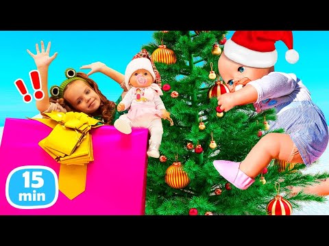 Esperando a Papá Noel bajo el árbol de Navidad. Vídeos infantiles de bebés Baby Born.