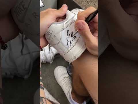 Le pinto sus tenis en la Universidad 😱 y se va descalzo 🤣 #pintando #sneakers #reto #customsneaker