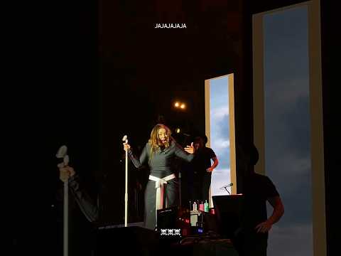 Yuridia tira el micrófono a mitad de su interpretación de "Llévate" #Yuridia