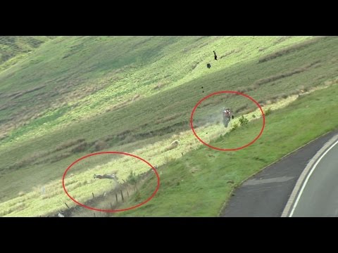 INCROYABLE: Il s'en sort VIVANT ! (crash moto)