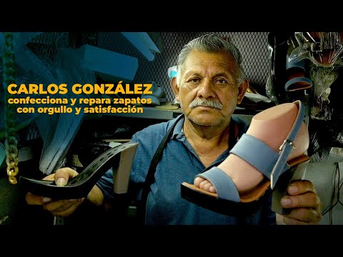 Don Carlos mantiene vivo el oficio de zapatero artesanal