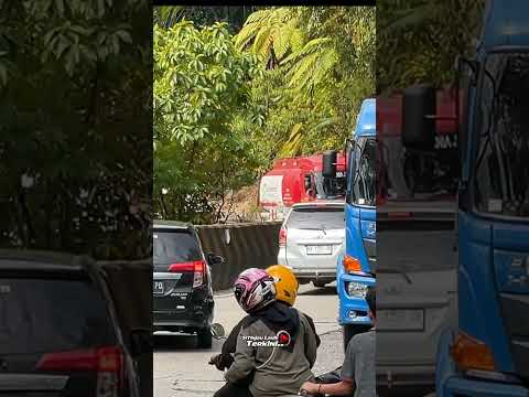 Terekam.. Detik-Detik Mobil Avanza Rem Blong Meluncur Tabrak Toyota Calya Di Tikungan Sitinjau Lauik